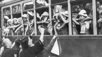 Los 'trenes de la felicidad': el proyecto solidario que llevó a 70.000 niños pobres a vivir con familias acomodadas en Italia