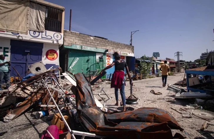  Personas transitan por una calle con barricadas, el 27 de agosto de 2025, tras regresar a su hogar en el barrio Nazon, en Puerto Príncipe (Haití). EFE/ Mentor David Lorens