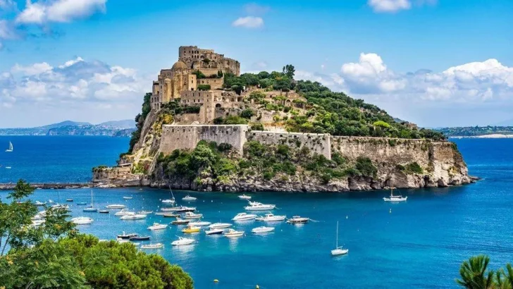 Aenaria: la fascinante historia de la ciudad italiana que quedó sumergida hace 2.000 años tras una erupción volcánica
