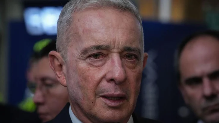 Condenan al expresidente de Colombia Álvaro Uribe a 12 años de prisión domiciliaria inmediata tras ser declarado culpable de soborno de testigos y fraude procesal