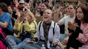 Cómo miles de jóvenes lograron que Ucrania revirtiera una ley con la que Zelensky buscaba limitar las agencias anticorrupción del país