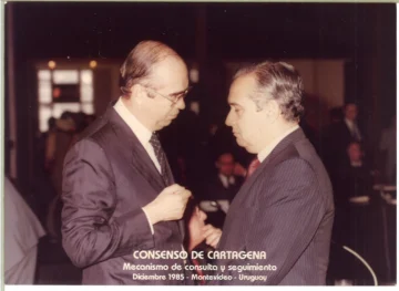  Montevideo, 1985. Consenso de Cartagena, con el Canciller de Colombia, Augusto de Ocampo.