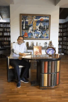  José Rafael Lantigua en su hermosa biblioteca personal