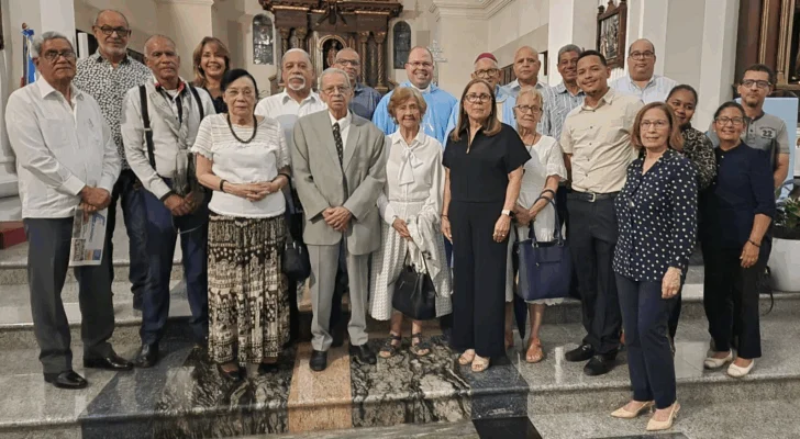  El viernes fue el novenario de José Rafael Lantigua, también le realicé uno en la Catedral Santiago Apóstol de Santiago de los Caballeros, presidida por monseñor Plinio y el padre Carlos Santana. Al lado de ellos, Enegildo Peña acompañado de una parte del grupo que asistió.