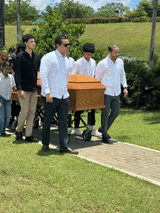  Sus hijos y otros familiares sostienen el féretro con los restos de José Rafael Lantigua.