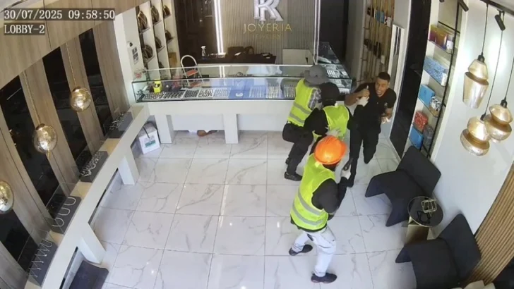 Policía identifica y persigue a ocho asaltantes de joyería en Bávaro