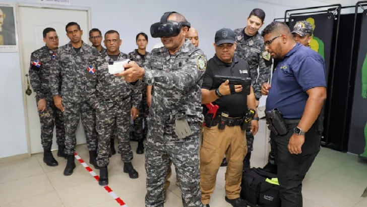 Policía entrena a sus miembros en el uso de pistola eléctrica Taser 10