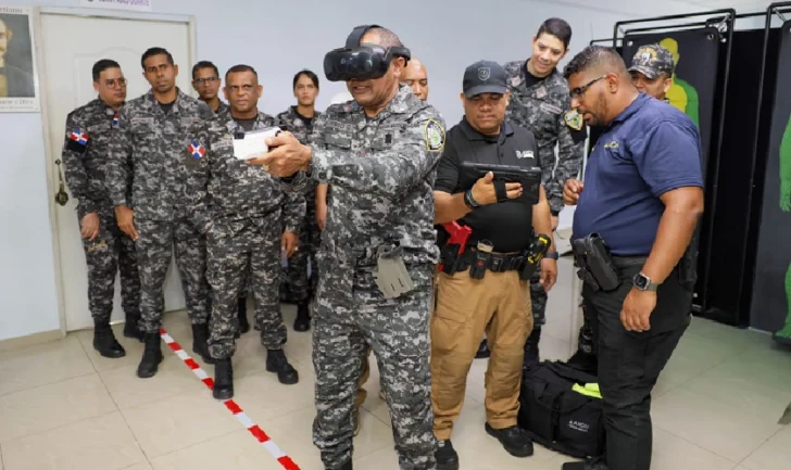 Policía entrena a sus miembros en el uso de pistola eléctrica Taser 10