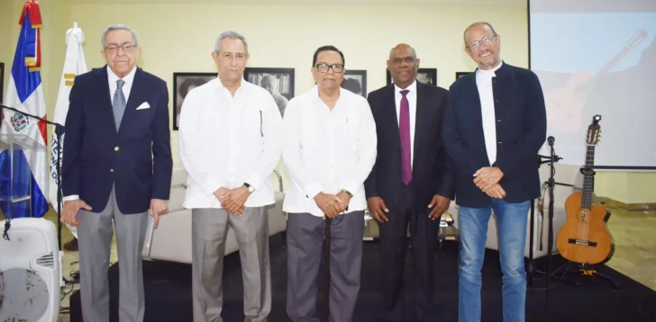  Los panelistas junto al director de la Biblioteca Nacional