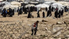 Francia repatria a tres mujeres y 10 niños desde campos yihadistas en Siria