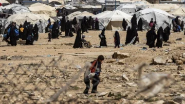 Francia repatria a tres mujeres y 10 niños desde campos yihadistas en Siria