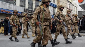 Pakistán amenaza con deportar a más afganos después del ataque a sus soldados