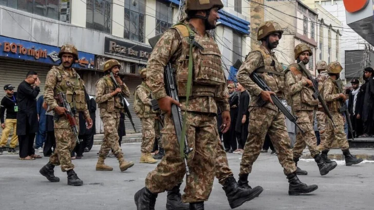 Pakistán amenaza con deportar a más afganos después del ataque a sus soldados