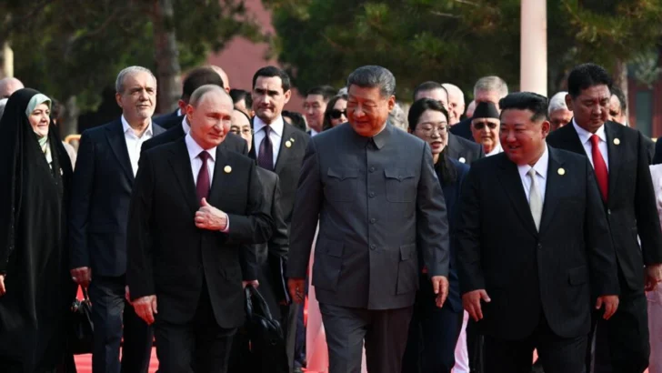 Putin y Kim flanquean a Xi en un desfile militar mientras Trump los acusa de montar conspiración