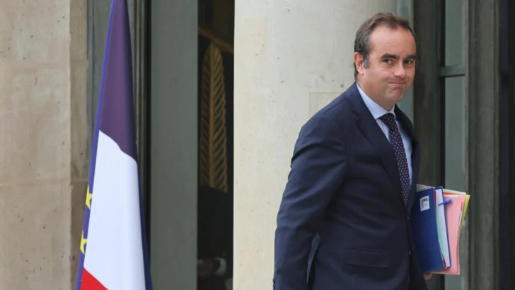En Francia el ministro de Defensa Sébastien Lecornu fue nombrado primer ministro
