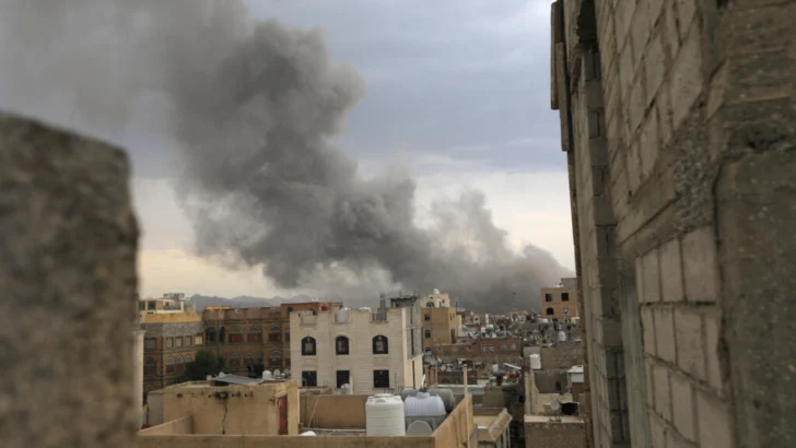 Ataques aéreos israelíes en Yemen matan al menos a 35 personas, según funcionarios hutíes