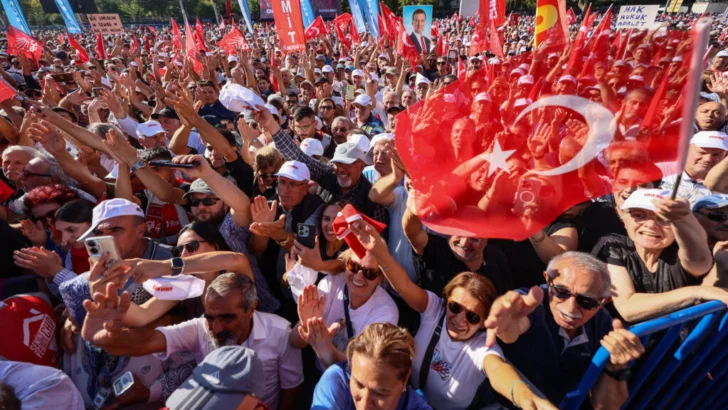 Turquía: el poder de Erdogan aumenta la presión judicial sobre el partido opositor CHP