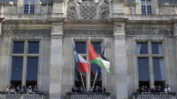 Francia: varias alcaldías desoyen al Gobierno e izan la bandera palestina Francia: varias alcaldías desoyen al Gobierno e izan la bandera palestina