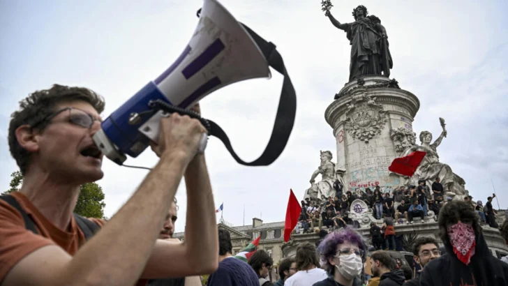 La democracia francesa está en declive, denuncia un informe