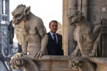  PARIS (France), 19/09/2025.- France's President Emmanuel Macron visits Notre-Dame de Paris Cathedral during the inauguration ceremony of the new tour route of the Cathedral Towers Gothic structures destroyed following the April 2019 fire, as part of the 42nd edition of the European Heritage Days in Paris, France, 19 September 2025. The 15 April 2019 fire destroyed the roof and steeple of the 850-year-old Gothic cathedral. Notre Dame Cathedral reopened in December 2024 for services and visits. (Francia) EFE/EPA/LUDOVIC MARIN / POOL MAXPPP OUT