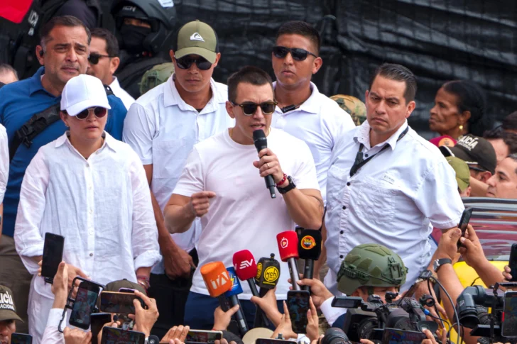 Presidente de Ecuador dice prefiere 'morir' antes que volver a subsidiar combustible popular