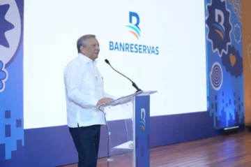 Estudiantes de Azua reciben capacitación financiera con el programa Puedo Banreservas