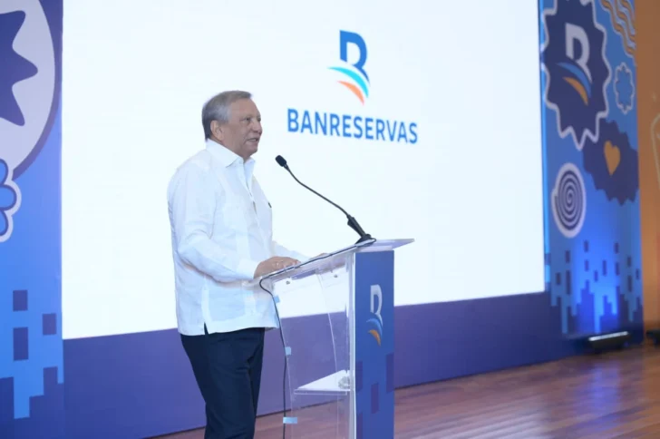 Estudiantes de Azua reciben capacitación financiera con el programa Puedo Banreservas