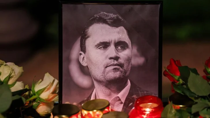 Jóvenes seguidores y detractores de Charlie Kirk debaten el controvertido legado político del activista conservador asesinado