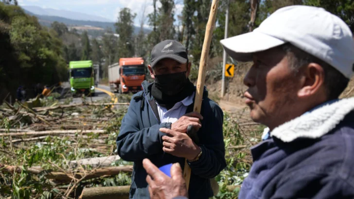 Ecuador: indígenas bloquean carreteras en rechazo al aumento del diésel