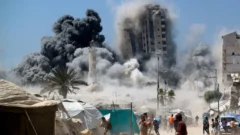 Israel bombardea edificio de gran altura en Gaza, mientras advierte que se abren las puertas del infierno