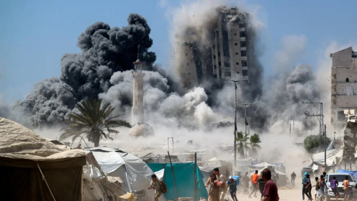 Israel bombardea edificio de gran altura en Gaza, mientras advierte que se abren las puertas del infierno