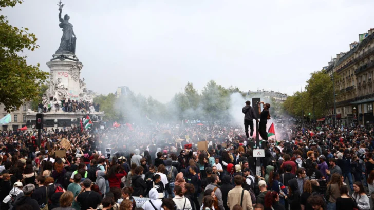 París: Sanidad, educación y colectivos sociales toman las calles para protestar