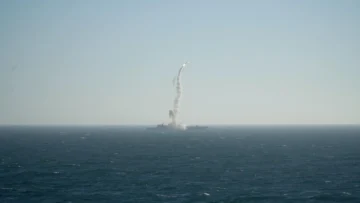 Rusia prueba misil hipersónico en el Ártico mientras drones ucranianos atacan refinerías rusas