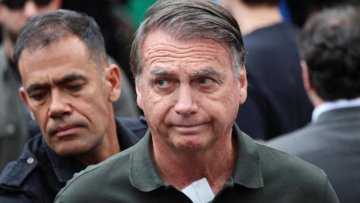 Bolsonaro es trasladado a un hospital por emergencia, su segundo ingreso médico tras ser condenado