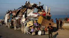 En plena ofensiva israelí, miles de palestinos intentan huir de la ciudad de Gaza bajo las bombas