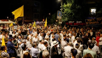 En Jerusalén, los israelíes siguen exigiendo la liberación de los rehenes de Hamás En Jerusalén, los israelíes siguen exigiendo la liberación de los rehenes de Hamás
