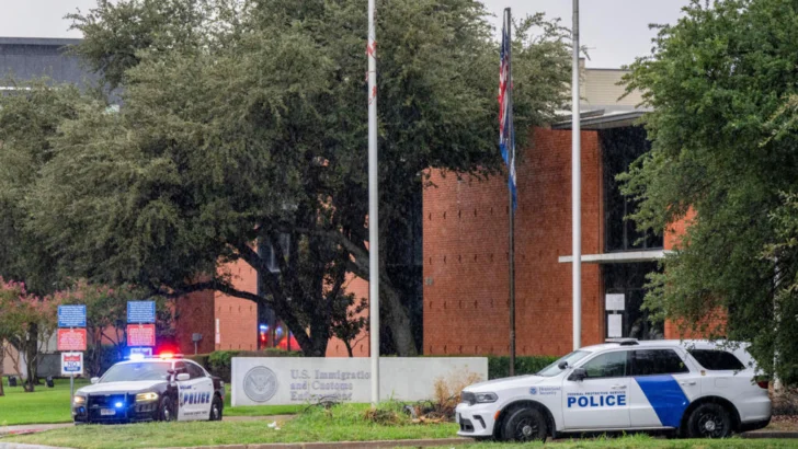 FBI investiga como acto de violencia selectiva tiroteo en instalación del ICE que dejó dos muertos