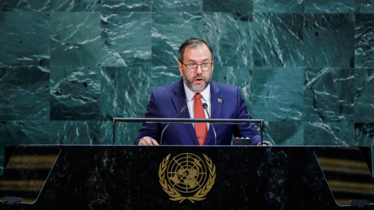 Venezuela denuncia en la ONU una amenaza militar ilegal en su contra, mientras amplía su movilización