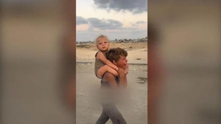 La historia de la imagen viral de un niño palestino que lleva cargando a su hermanito tras ser desplazado en Gaza