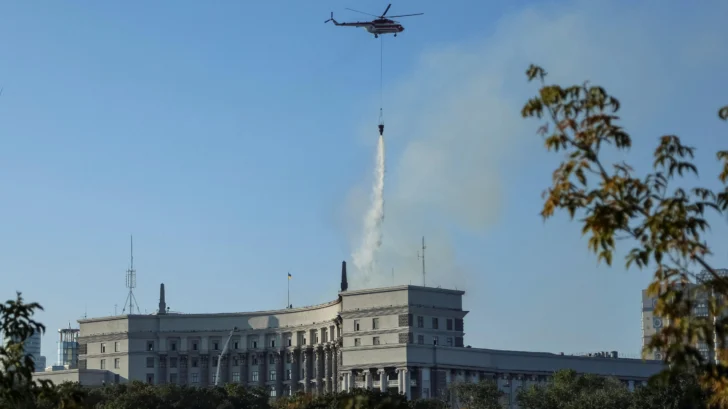 Rusia ataca por primera vez el edificio del Gabinete, la sede del gobierno de Ucrania, durante una nueva ola de bombardeos masivos
