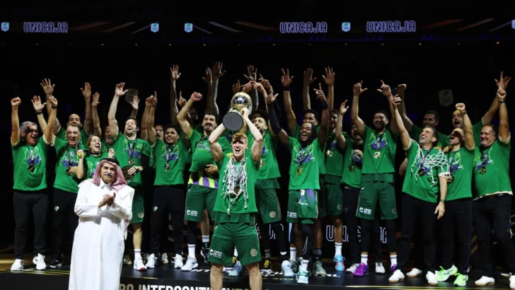 El Unicaja remonta y gana la Intercontinental, undécimo título de su historia El Unicaja remonta y gana la Intercontinental, undécimo título de su historia