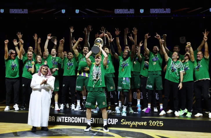 El Unicaja remonta y gana la Intercontinental, undécimo título de su historia