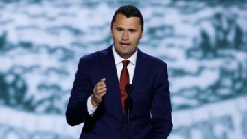 Disparan contra el comentarista conservador Charlie Kirk en un evento en una universidad de Utah