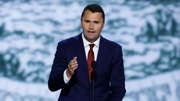 Disparan contra el comentarista conservador Charlie Kirk en un evento en una universidad de Utah