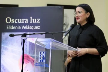 Elidenia Velásquez presenta poemario 