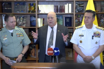  WASHINGTON (ESTADOS UNIDOS), 11/09/2025.- El embajador de Colombia en Estados Unidos, Daniel García Peña (c), habla junto al comandante general de las Fuerzas Militares, el almirante Francisco Cubides (d), y el director general de la Policía, Carlos Triana, durante una rueda de prensa este jueves, en Washington (Estados Unidos). Altos mandos militares destacaron 