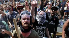 Qué es Antifa, el grupo de extrema izquierda en pie de guerra contra los supremacistas blancos en EE.UU. al que Trump quiere declarar como 