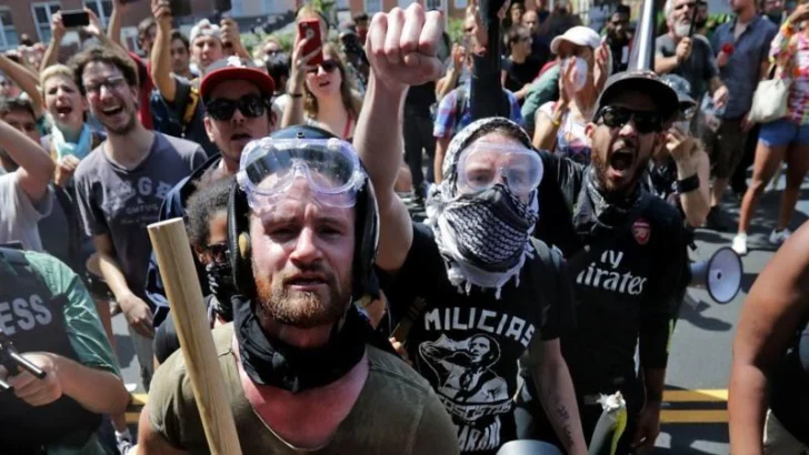 Qué es Antifa, el grupo de extrema izquierda en pie de guerra contra los supremacistas blancos en EE.UU. al que Trump quiere declarar como 'terrorista'