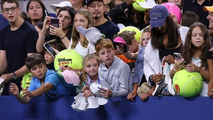 El hombre que causó indignación al arrebatarle una gorra a un niño en el Abierto de EE.UU. de tenis se disculpa