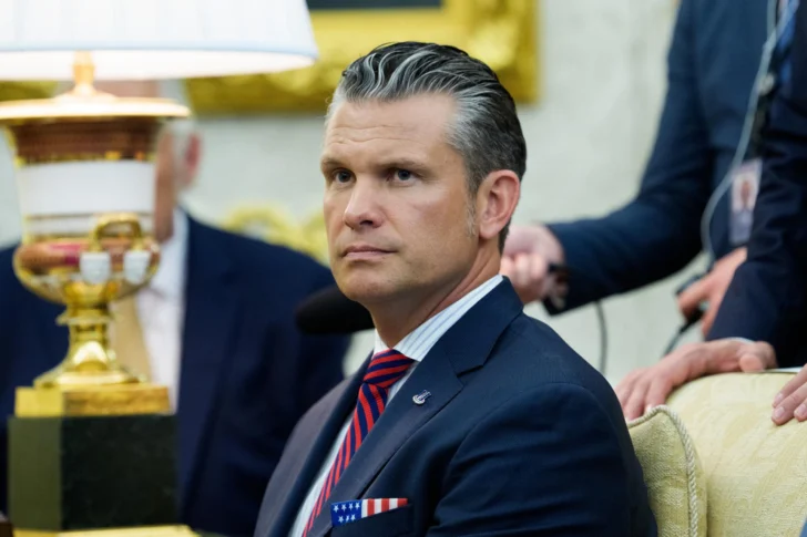 'Maduro tiene muchas decisiones que tomar', advierte Hegseth, secretario de Guerra de EEUU